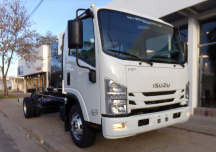 ISUZU NPR75 CABINA SIMPLE LARGO 0Km my2024 DISPONIBLES. Financia Bco. Santander. Acércate a ORIO HNOS, SAN GENARO, concesionario oficial DFM, JMC, ISUZU, KAMA Camiones