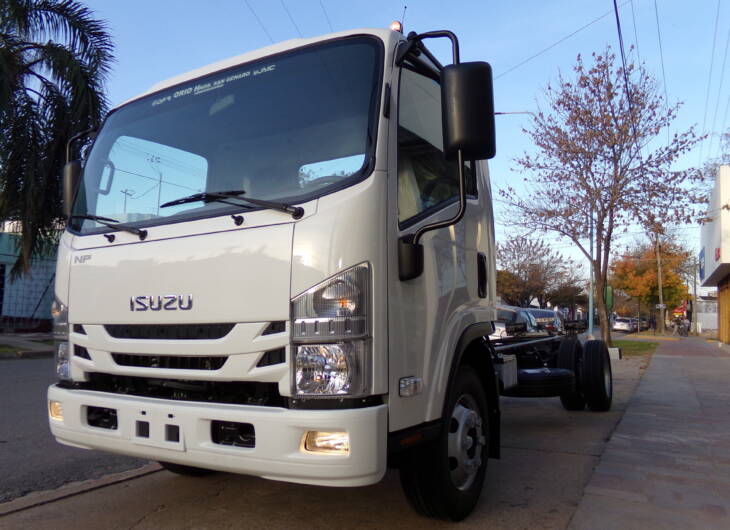 ISUZU NPR75 CABINA SIMPLE LARGO 0Km my2024 DISPONIBLES. Financia Bco. Santander. Acércate a ORIO HNOS, SAN GENARO, concesionario oficial DFM, JMC, ISUZU, KAMA Camiones - Imagen 4