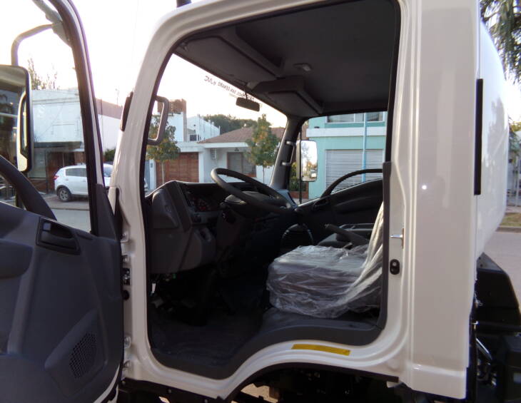 ISUZU NPR75 CABINA SIMPLE LARGO 0Km my2024 DISPONIBLES. Financia Bco. Santander. Acércate a ORIO HNOS, SAN GENARO, concesionario oficial DFM, JMC, ISUZU, KAMA Camiones - Imagen 7