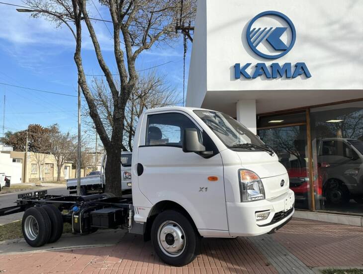 KAMA X1 CABINA SIMPLE CHASIS SOLO 0Km My2024 p/3 Toneladas. DISPONIBLES. Financia Bco. Santander. Acércate a ORIO HNOS, SAN GENARO, concesionario oficial JMC, ISUZU, KAMA Camiones