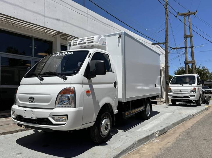 KAMA X1 C/SIMPLE FURGÓN REFRIGERADO 0Km My2025 p/3 Toneladas. DISPONIBLE! Financia Bco. Santander. Acércate a ORIO HNOS, SAN GENARO, concesionario oficial JMC, ISUZU, KAMA Camiones