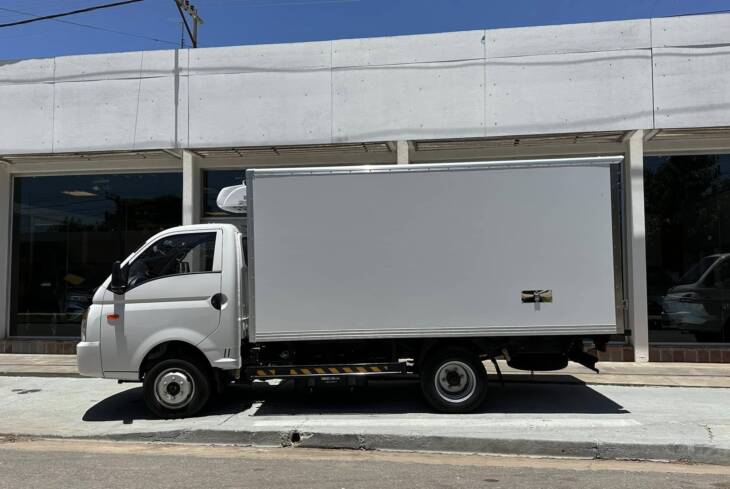 KAMA X1 C/SIMPLE FURGÓN REFRIGERADO 0Km My2025 p/3 Toneladas. DISPONIBLE! Financia Bco. Santander. Acércate a ORIO HNOS, SAN GENARO, concesionario oficial JMC, ISUZU, KAMA Camiones - Imagen 2