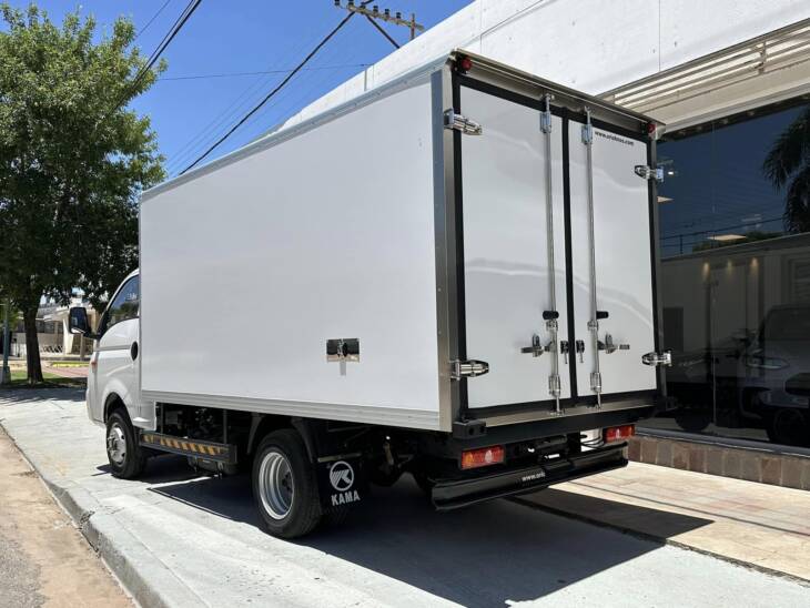 KAMA X1 C/SIMPLE FURGÓN REFRIGERADO 0Km My2025 p/3 Toneladas. DISPONIBLE! Financia Bco. Santander. Acércate a ORIO HNOS, SAN GENARO, concesionario oficial JMC, ISUZU, KAMA Camiones - Imagen 3