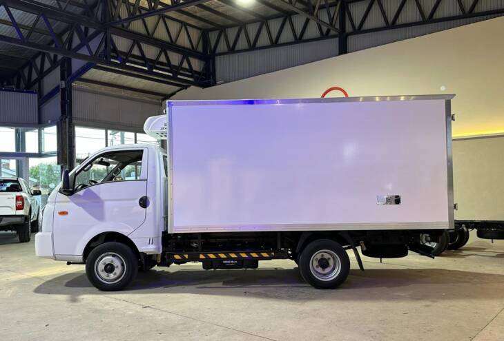 KAMA X1 C/SIMPLE FURGÓN REFRIGERADO 0Km My2025 p/3 Toneladas. CALIDAD EXTRAORDINARIA! LISTO PARA SALIR A TRABAJAR. Financia Bco. Santander. Acércate a ORIO HNOS, SAN GENARO, concesionario oficial JMC, ISUZU, KAMA Camiones - Imagen 2