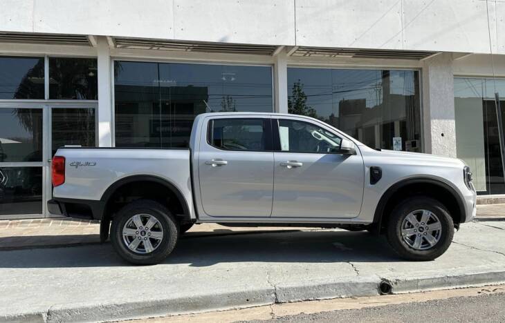 Ford RANGER D/C 3.0 V6 A/T XLS 4x4 0Km My2024, con 250cv y 600Nm. IMPONENTE!  Financia Bco. Santander. Acércate a ORIO HNOS, SAN GENARO, concesionario oficial SHINERAY - Imagen 2