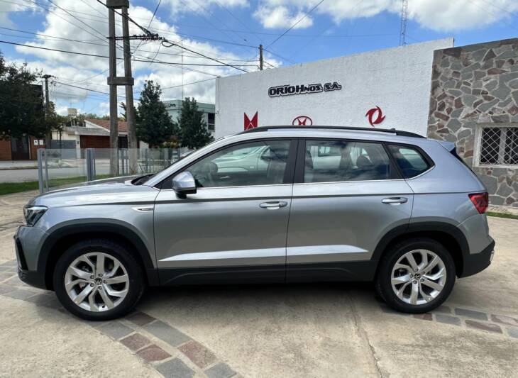 VW TAOS 250 TSI COMFORTLINE TIPTRONIC 0Km My2024 gris pyrite metalizado. Financia Bco. Santander. Acércate a ORIO HNOS, SAN GENARO, concesionario oficial DFM, JMC, ISUZU, KAMA Camiones - Imagen 2