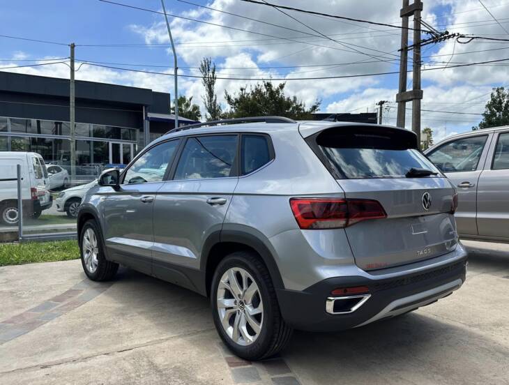 VW TAOS 250 TSI COMFORTLINE TIPTRONIC 0Km My2024 gris pyrite metalizado. Financia Bco. Santander. Acércate a ORIO HNOS, SAN GENARO, concesionario oficial DFM, JMC, ISUZU, KAMA Camiones - Imagen 3