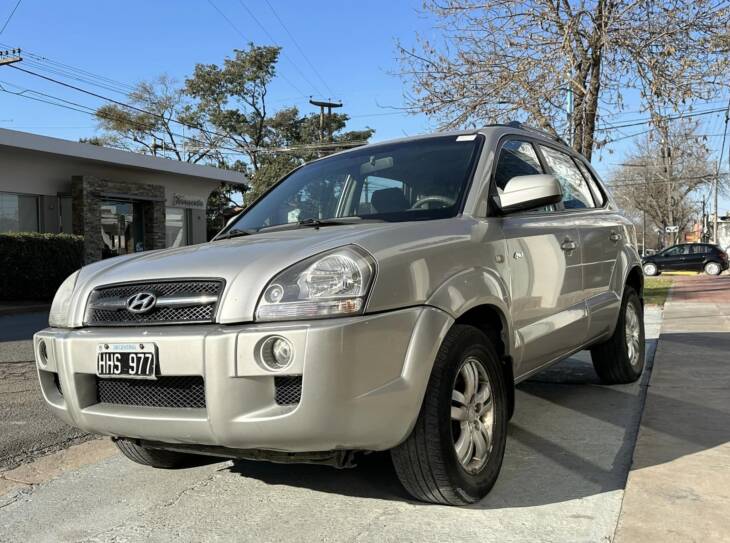 HYUNDAI TUCSON 2.0 4WD CRDI año 2008 lista para disfrutar los caminos! - Imagen 7