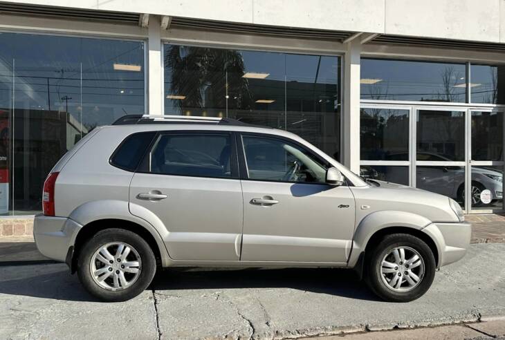 HYUNDAI TUCSON 2.0 4WD CRDI año 2008 lista para disfrutar los caminos! - Imagen 2