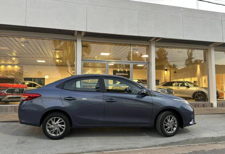 Toyota YARIS 4 PUERTAS 1.5 6M/T XLS 0Km My2025, gris azulado. UNIDAD DISPONIBLE.  Financia Bco. Santander. Acércate a ORIO HNOS, SAN GENARO, concesionario oficial JMC, ISUZU, KAMA Camiones - Imagen 2