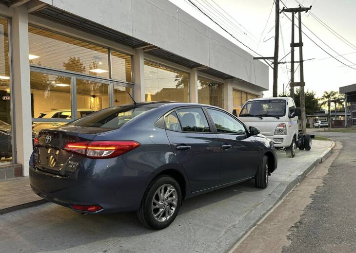 Toyota YARIS 4 PUERTAS 1.5 6M/T XLS 0Km My2025, gris azulado. UNIDAD DISPONIBLE.  Financia Bco. Santander. Acércate a ORIO HNOS, SAN GENARO, concesionario oficial JMC, ISUZU, KAMA Camiones - Imagen 3