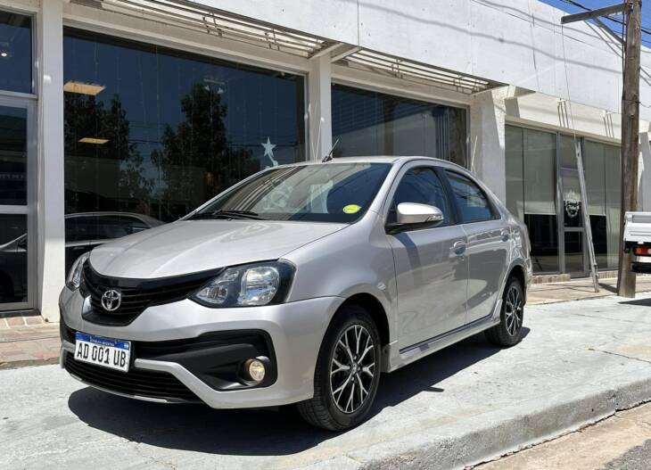 ETIOS 4 PUERTAS 1.5 NAFTA 6M/T XLS año 2018 IMPECABLE! Financia Bco. Santander. Acércate a ORIO HNOS, SAN GENARO, concesionario oficial SHINERAY