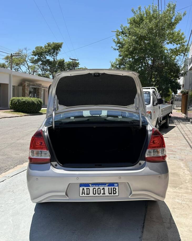 ETIOS 4 PUERTAS 1.5 NAFTA 6M/T XLS año 2018 IMPECABLE! Financia Bco. Santander. Acércate a ORIO HNOS, SAN GENARO, concesionario oficial SHINERAY - Imagen 5