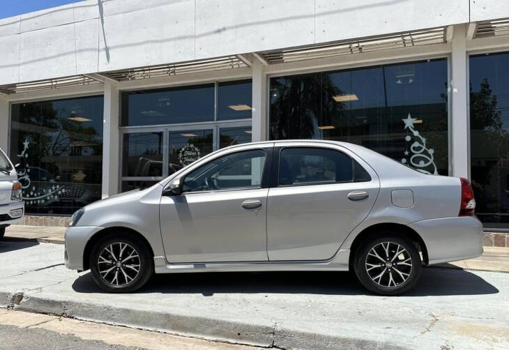 ETIOS 4 PUERTAS 1.5 NAFTA 6M/T XLS año 2018 IMPECABLE! Financia Bco. Santander. Acércate a ORIO HNOS, SAN GENARO, concesionario oficial SHINERAY - Imagen 2