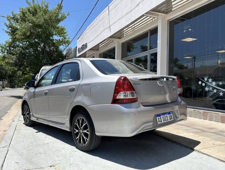 ETIOS 4 PUERTAS 1.5 NAFTA 6M/T XLS año 2018 IMPECABLE! Financia Bco. Santander. Acércate a ORIO HNOS, SAN GENARO, concesionario oficial SHINERAY - Imagen 3