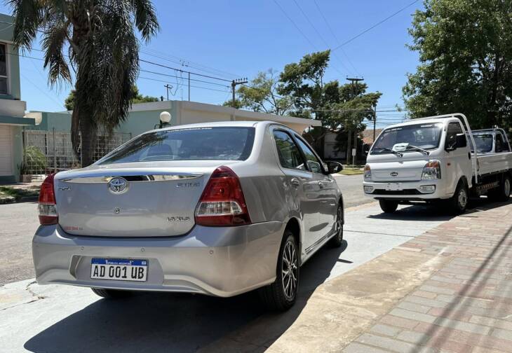 ETIOS 4 PUERTAS 1.5 NAFTA 6M/T XLS año 2018 IMPECABLE! Financia Bco. Santander. Acércate a ORIO HNOS, SAN GENARO, concesionario oficial SHINERAY - Imagen 6