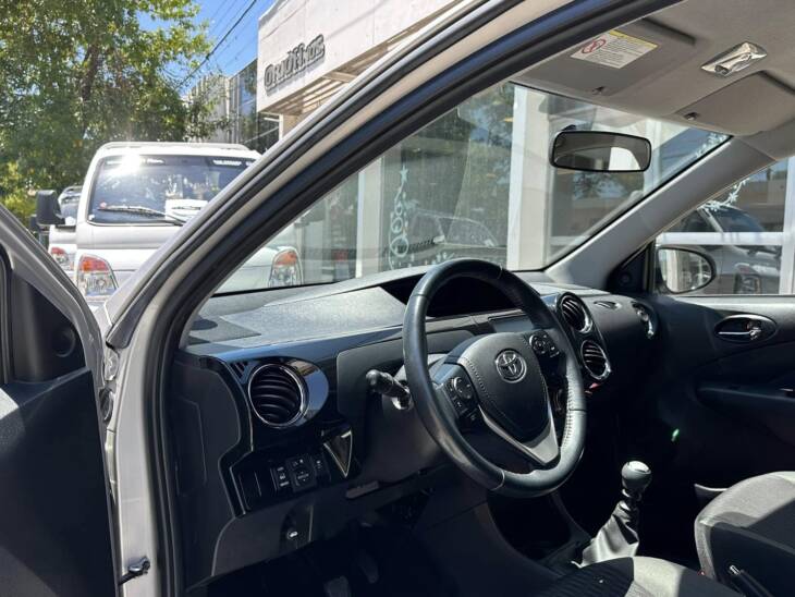 ETIOS 4 PUERTAS 1.5 NAFTA 6M/T XLS año 2018 IMPECABLE! Financia Bco. Santander. Acércate a ORIO HNOS, SAN GENARO, concesionario oficial SHINERAY - Imagen 10