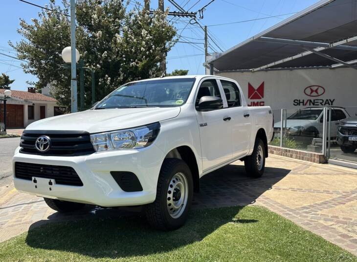 HILUX D/CABINA 2.4 TDI DX 4x4 0Km My2024 DISPONIBLES! Financia Bco. Santander o MG. Acércate a ORIO HNOS, SAN GENARO, concesionario oficial JMC, ISUZU, KAMA Camiones