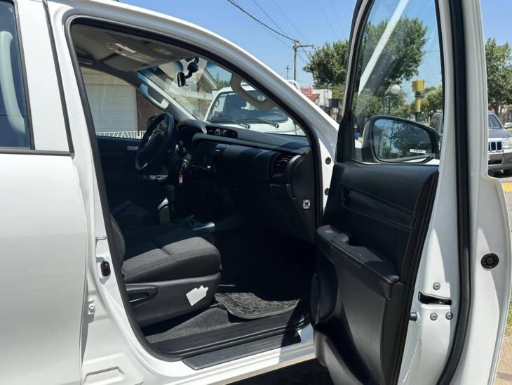 HILUX D/CABINA 2.4 TDI DX 4x4 0Km My2024 DISPONIBLES! Financia Bco. Santander o MG. Acércate a ORIO HNOS, SAN GENARO, concesionario oficial JMC, ISUZU, KAMA Camiones - Imagen 7