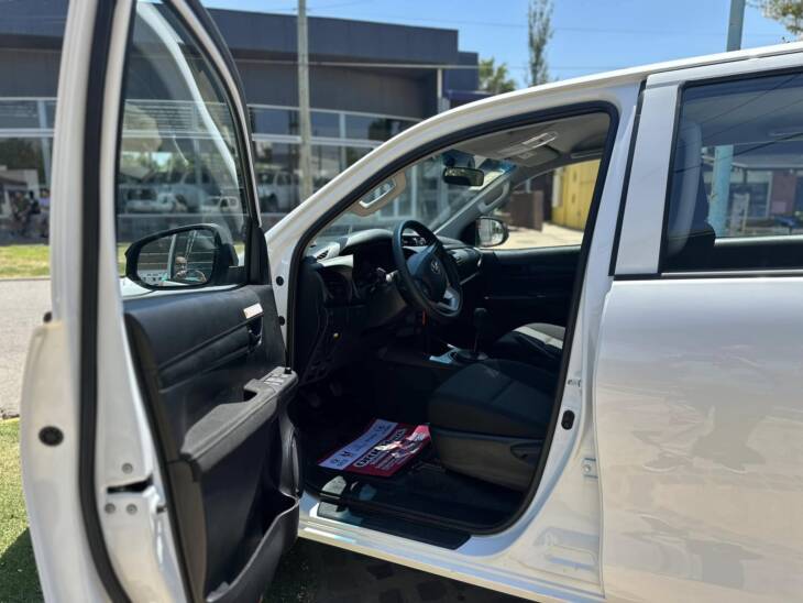 HILUX D/CABINA 2.4 TDI DX 4x4 0Km My2024 DISPONIBLES! Financia Bco. Santander o MG. Acércate a ORIO HNOS, SAN GENARO, concesionario oficial JMC, ISUZU, KAMA Camiones - Imagen 9