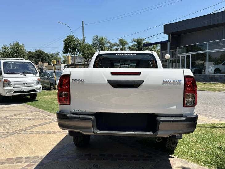 HILUX D/CABINA 2.4 TDI DX 4x4 0Km My2024 DISPONIBLES! Financia Bco. Santander o MG. Acércate a ORIO HNOS, SAN GENARO, concesionario oficial JMC, ISUZU, KAMA Camiones - Imagen 4