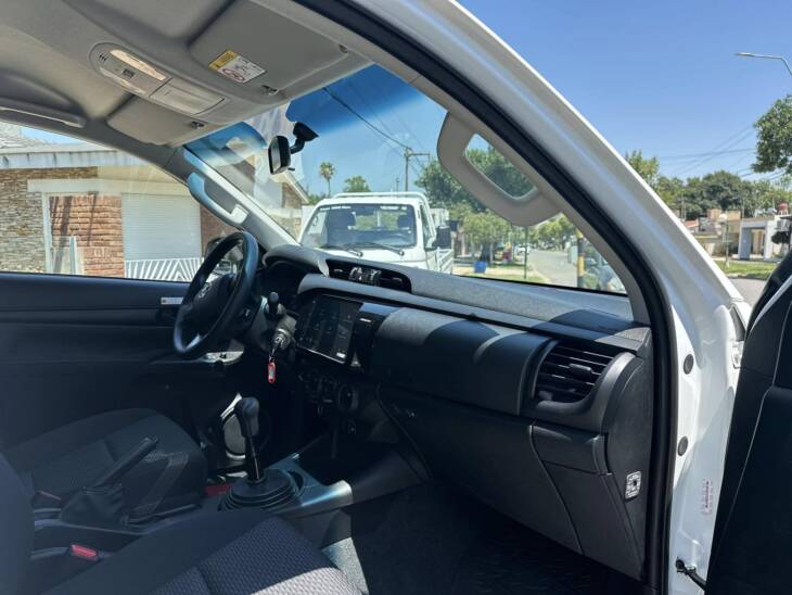 HILUX D/CABINA 2.4 TDI DX 4x4 0Km My2024 DISPONIBLES! Financia Bco. Santander o MG. Acércate a ORIO HNOS, SAN GENARO, concesionario oficial JMC, ISUZU, KAMA Camiones - Imagen 8