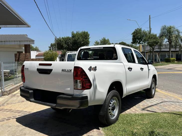 HILUX D/CABINA 2.4 TDI DX 4x4 0Km My2024 DISPONIBLES! Financia Bco. Santander o MG. Acércate a ORIO HNOS, SAN GENARO, concesionario oficial JMC, ISUZU, KAMA Camiones - Imagen 3