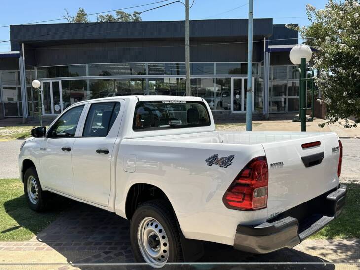 HILUX D/CABINA 2.4 TDI DX 4x4 0Km My2024 DISPONIBLES! Financia Bco. Santander o MG. Acércate a ORIO HNOS, SAN GENARO, concesionario oficial JMC, ISUZU, KAMA Camiones - Imagen 5