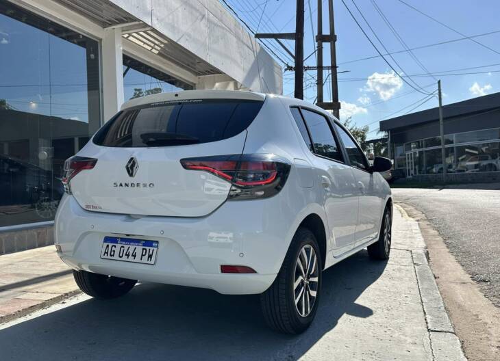SANDERO PH2 1.6 16v INTENSE MANUAL año 2023 IMPECABLE! Financia Bco. Santander o MG. Acércate a ORIO HNOS, SAN GENARO, concesionario oficial JMC, ISUZU, KAMA Camiones - Imagen 3