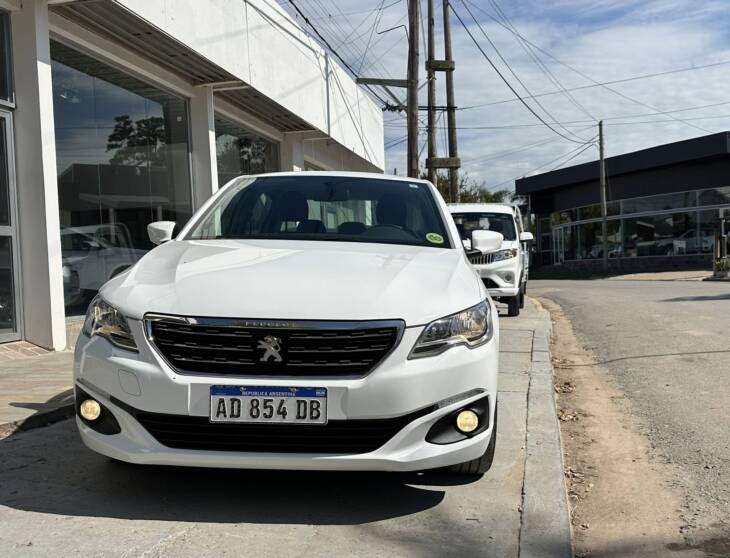 PEUGEOT 301 1.6 NAFTA M/T ALLURE PLUS año 2019 con 78.000Km. Financia Bco. Santander o MG. Acércate a ORIO HNOS, SAN GENARO, concesionario oficial JMC, ISUZU, KAMA Camiones - Imagen 8