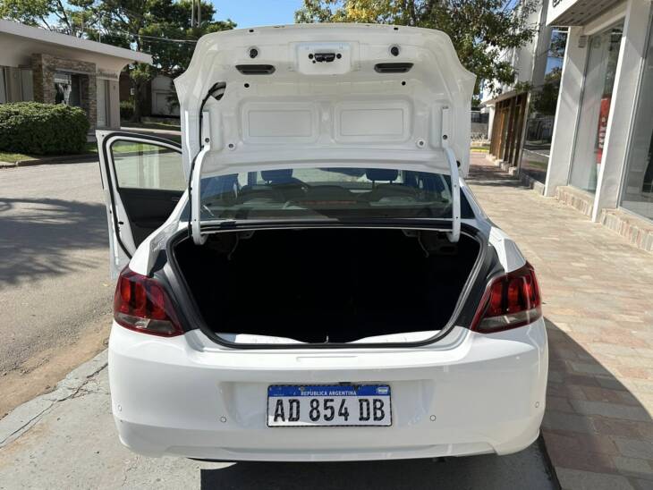 PEUGEOT 301 1.6 NAFTA M/T ALLURE PLUS año 2019 con 78.000Km. Financia Bco. Santander o MG. Acércate a ORIO HNOS, SAN GENARO, concesionario oficial JMC, ISUZU, KAMA Camiones - Imagen 5