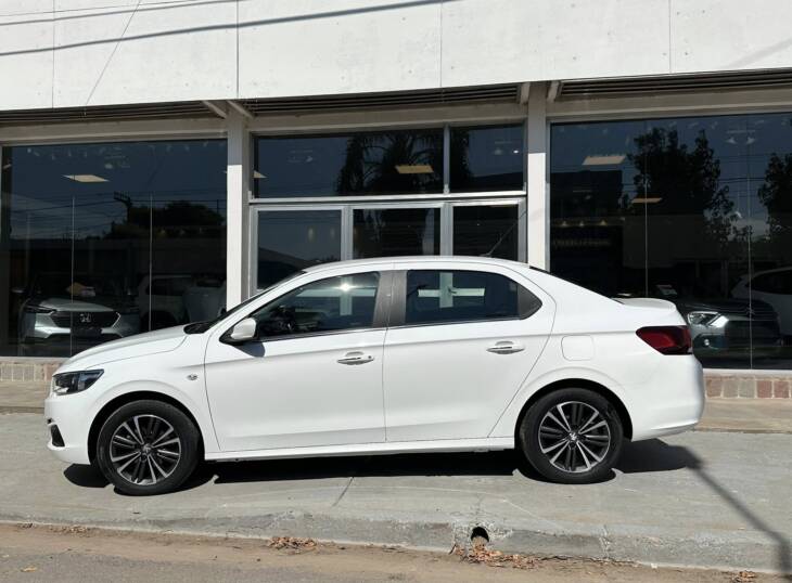 PEUGEOT 301 1.6 NAFTA M/T ALLURE PLUS año 2019 con 78.000Km. Financia Bco. Santander o MG. Acércate a ORIO HNOS, SAN GENARO, concesionario oficial JMC, ISUZU, KAMA Camiones - Imagen 2