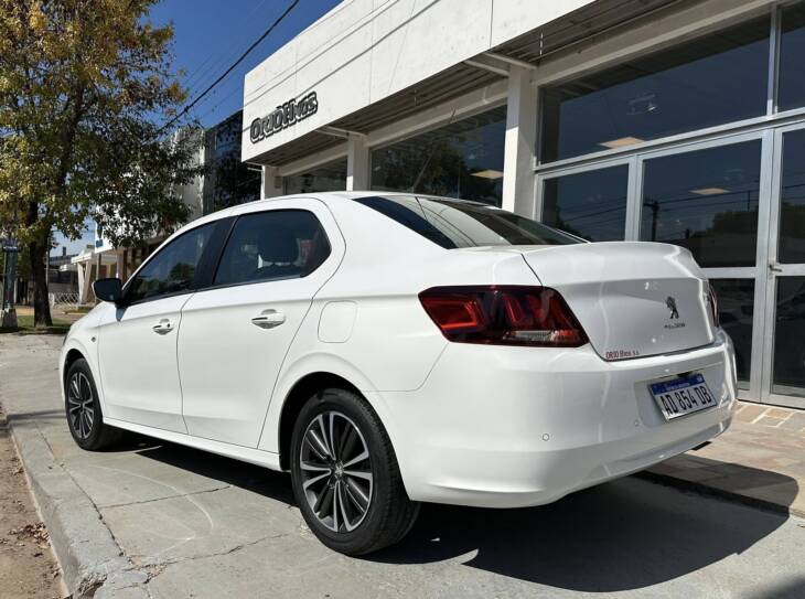 PEUGEOT 301 1.6 NAFTA M/T ALLURE PLUS año 2019 con 78.000Km. Financia Bco. Santander o MG. Acércate a ORIO HNOS, SAN GENARO, concesionario oficial JMC, ISUZU, KAMA Camiones - Imagen 3