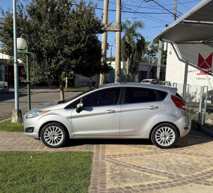 FIESTA 1.6 L 5 PUERTAS MANUAL TITANIUM año 2017 IMPECABLE! Financia Bco. Santander. Acércate a ORIO HNOS, SAN GENARO, concesionario oficial SHINERAY, DOMY Utilitarios - Imagen 2