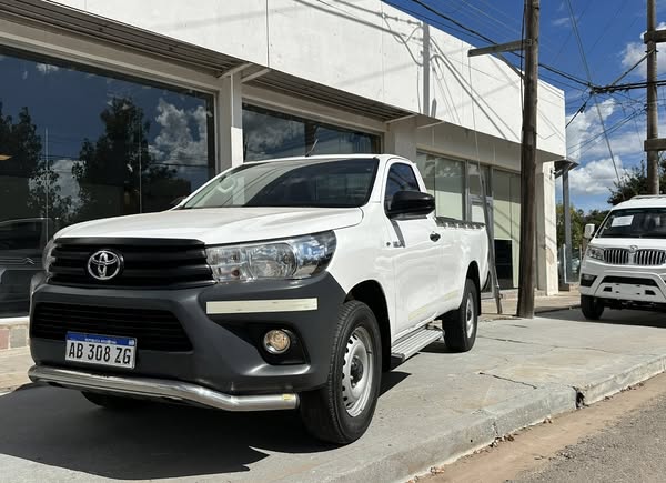 Toyota HILUX C/SIMPLE 2.4 TDI MANUAL 4x2 año 2017 UNICA! Financia Bco. Santander o MG. Acércate a ORIO HNOS, SAN GENARO, concesionario oficial JMC, ISUZU, KAMA Camiones