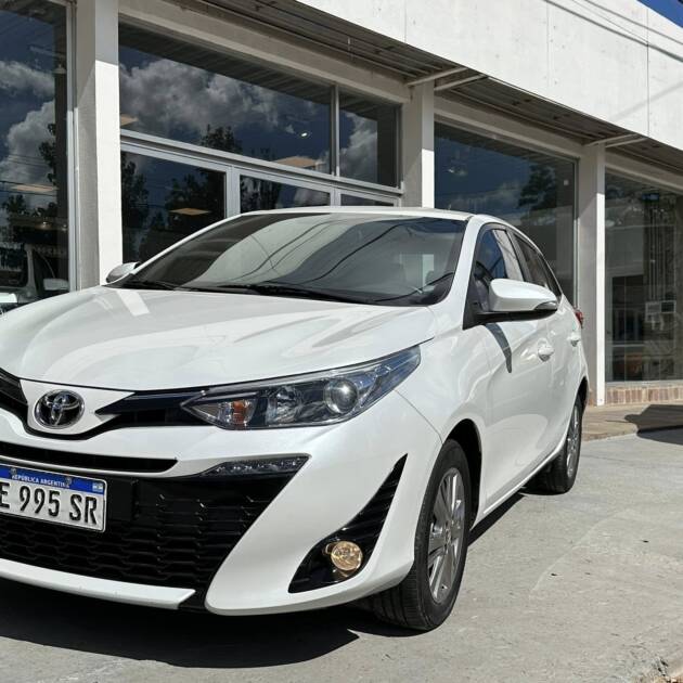 YARIS 5 PUERTAS 1.5 6M/T XLS año 2021 IMPECABLE! Financia Bco. Santander o MG. Acércate a ORIO HNOS, SAN GENARO, concesionario oficial JMC, ISUZU, KAMA Camiones