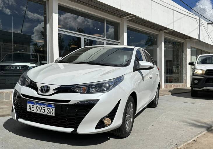 YARIS 5 PUERTAS 1.5 6M/T XLS año 2021 IMPECABLE! Financia Bco. Santander o MG. Acércate a ORIO HNOS, SAN GENARO, concesionario oficial JMC, ISUZU, KAMA Camiones