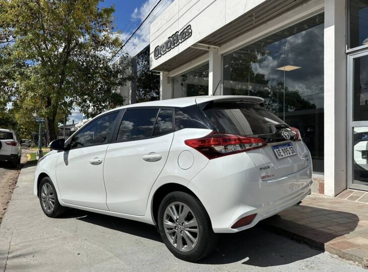 YARIS 5 PUERTAS 1.5 6M/T XLS año 2021 IMPECABLE! Financia Bco. Santander o MG. Acércate a ORIO HNOS, SAN GENARO, concesionario oficial JMC, ISUZU, KAMA Camiones - Imagen 3