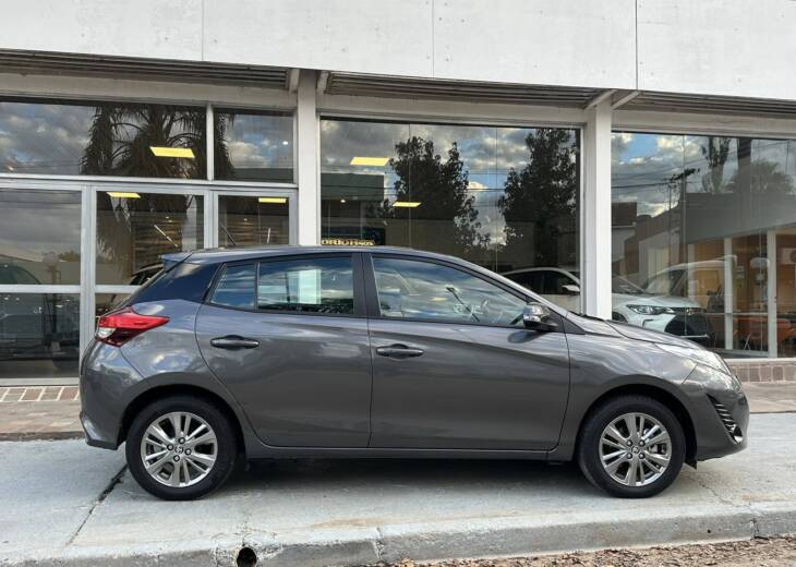 YARIS 5 PUERTAS 1.5 6M/T XLS año 2021 unico! Financia Bco. Santander. Acércate a ORIO HNOS, SAN GENARO, concesionario oficial SHINERAY, DOMY Utilitarios - Imagen 2