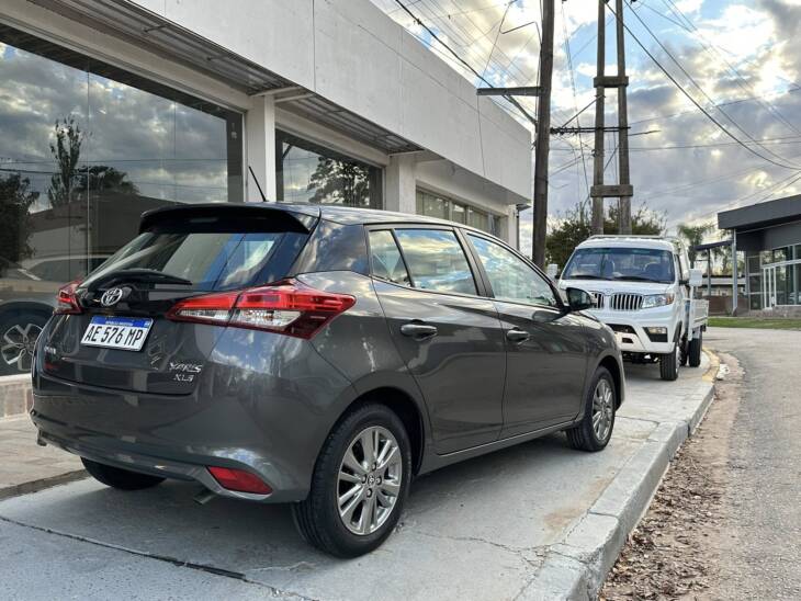 YARIS 5 PUERTAS 1.5 6M/T XLS año 2021 unico! Financia Bco. Santander. Acércate a ORIO HNOS, SAN GENARO, concesionario oficial SHINERAY, DOMY Utilitarios - Imagen 3
