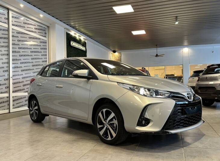 Toyota YARIS 5 PUERTAS 1.5 A/T XLS+ 0Km My2025, gris plata. Financia Bco. Santander o MG. Acércate a ORIO HNOS, SAN GENARO, concesionario oficial JMC, ISUZU, KAMA Camiones