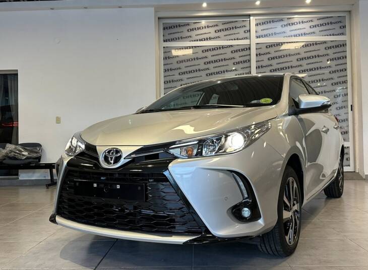 Toyota YARIS 5 PUERTAS 1.5 A/T XLS+ 0Km My2025, gris plata. Financia Bco. Santander o MG. Acércate a ORIO HNOS, SAN GENARO, concesionario oficial JMC, ISUZU, KAMA Camiones - Imagen 3