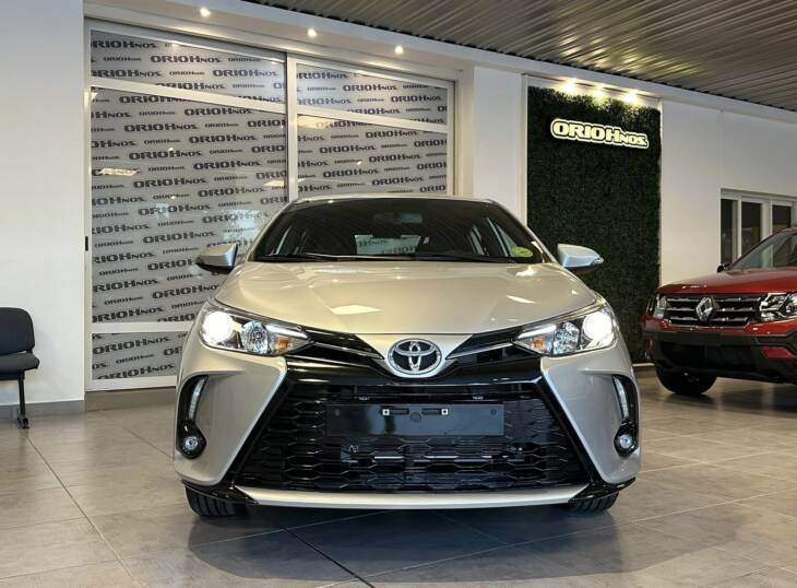 Toyota YARIS 5 PUERTAS 1.5 A/T XLS+ 0Km My2025, gris plata. Financia Bco. Santander o MG. Acércate a ORIO HNOS, SAN GENARO, concesionario oficial JMC, ISUZU, KAMA Camiones - Imagen 2