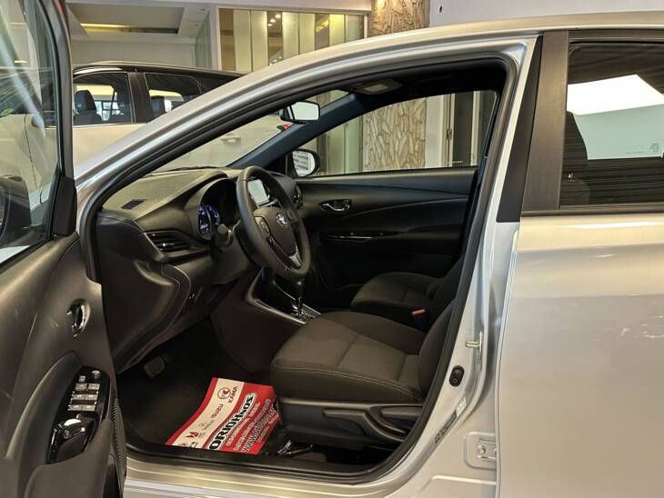 Toyota YARIS 5 PUERTAS 1.5 A/T XLS+ 0Km My2025, gris plata. Financia Bco. Santander o MG. Acércate a ORIO HNOS, SAN GENARO, concesionario oficial JMC, ISUZU, KAMA Camiones - Imagen 9