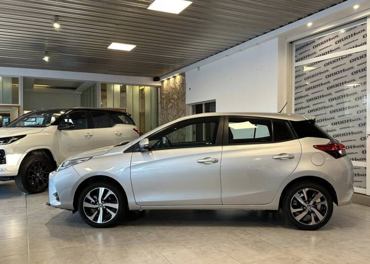 Toyota YARIS 5 PUERTAS 1.5 A/T XLS+ 0Km My2025, gris plata. Financia Bco. Santander o MG. Acércate a ORIO HNOS, SAN GENARO, concesionario oficial JMC, ISUZU, KAMA Camiones - Imagen 4