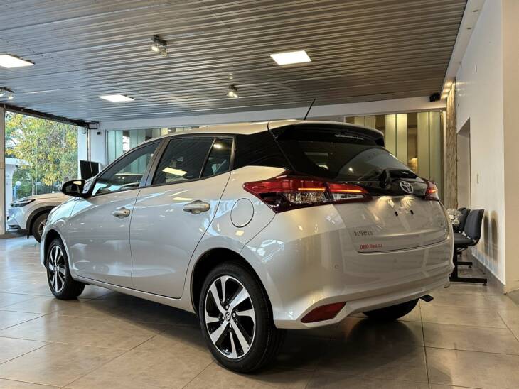 Toyota YARIS 5 PUERTAS 1.5 A/T XLS+ 0Km My2025, gris plata. Financia Bco. Santander o MG. Acércate a ORIO HNOS, SAN GENARO, concesionario oficial JMC, ISUZU, KAMA Camiones - Imagen 5