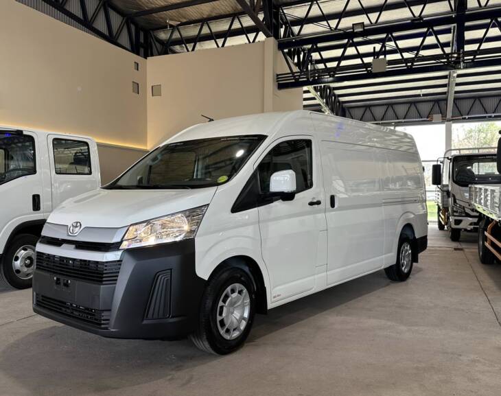 HIACE FURGON L2H2 2.8 TDI 6 A/T 0Km My2025. Financia Bco. Santander o MG. Acércate a ORIO HNOS, SAN GENARO, concesionario oficial JMC, ISUZU, KAMA Camiones - Imagen 3
