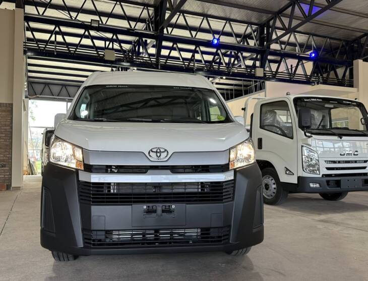 HIACE FURGON L2H2 2.8 TDI 6 A/T 0Km My2025. Financia Bco. Santander o MG. Acércate a ORIO HNOS, SAN GENARO, concesionario oficial JMC, ISUZU, KAMA Camiones - Imagen 2