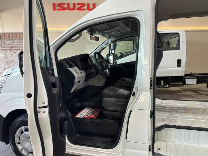 HIACE FURGON L2H2 2.8 TDI 6 A/T 0Km My2025. Financia Bco. Santander o MG. Acércate a ORIO HNOS, SAN GENARO, concesionario oficial JMC, ISUZU, KAMA Camiones - Imagen 7