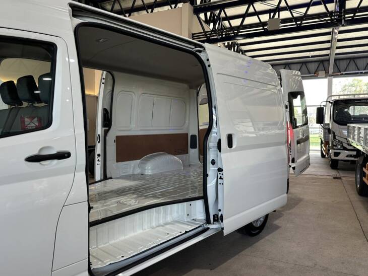 HIACE FURGON L2H2 2.8 TDI 6 A/T 0Km My2025. Financia Bco. Santander o MG. Acércate a ORIO HNOS, SAN GENARO, concesionario oficial JMC, ISUZU, KAMA Camiones - Imagen 11